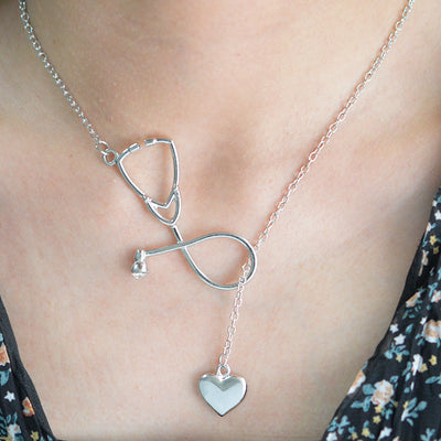 Collier pendentif stéthoscope porté par une femme  - Bijoux fantaisie pour infirmières et aide-soignante