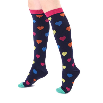 Chaussettes de compression infirmière motifs petits cœurs porté jambes de femmes bas de contention