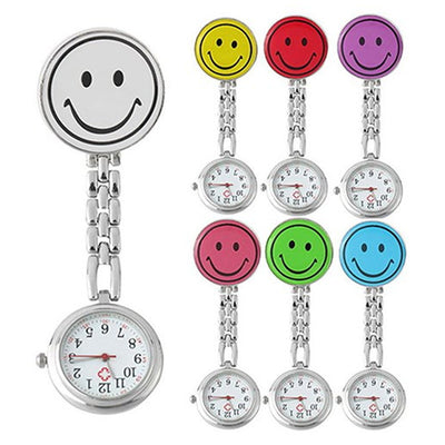 Montre smiley pour blouse infirmière - attache à pince clip - Coloris blanc, jaune, rouge, violet, rose, vert, bleu