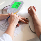 Tensiomètre Électronique au Bras Jumper JPD-HA200C utilisation sur bras d'un patient
