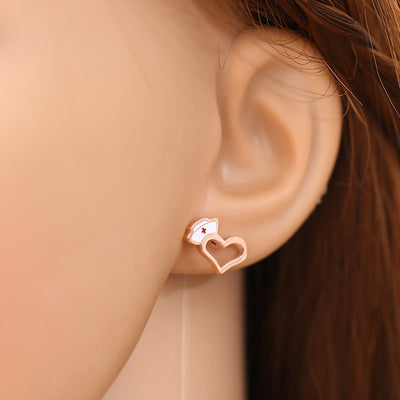 Boucles d'oreilles cœur chapeau infirmière couleur Or rose portée par mannequin - Bijoux infirmière