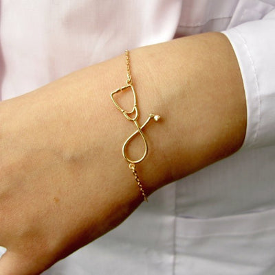 Bracelet "stéthoscope" porté par une femme - coloris Or - Bijoux pour Infirmières