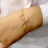 Bracelet "stéthoscope" porté par une femme - coloris Or - Bijoux pour Infirmières