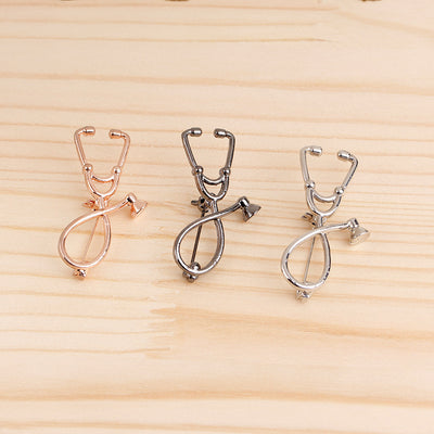 Broche en forme de stéthoscope - 3 coloris Argent / Or Rose / Noir - Bijoux fantaisie La Boutique Des Infirmières