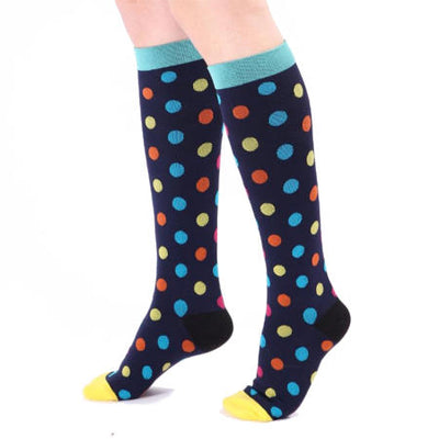 Chaussettes de compression infirmière motifs à pois- bas de contention nylon porté sur jambes de femme