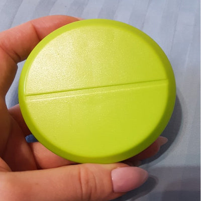 Pilulier - coupe comprimés de poche - coupe pilules 3 coloris - Vert - La Boutique Des Infirmières