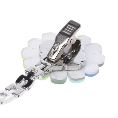 Montre "Smiley Flower" pour blouse infirmière - détails de l'attache à pince clip