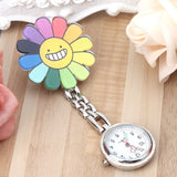 Montre "Smiley Flower" pour blouse infirmière - attache à pince clip