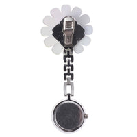 Montre "Smiley Flower" pour blouse infirmière - verso attache à pince clip