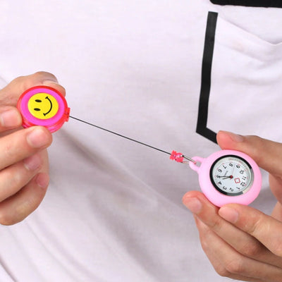 Montre rétractable "Smiley" ROSE pour blouse infirmière - Extensible jusqu'à 70cm