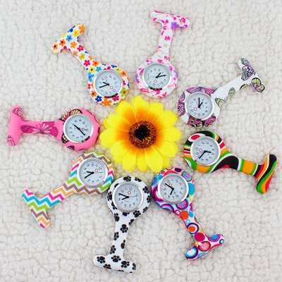 Montre à broche silicone pour infirmière 8 différents motifs