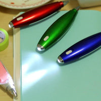 Stylo 3 en 1 - Stylo / Lampe / Marque-page 5 coloris - La Boutique Des Infirmières
